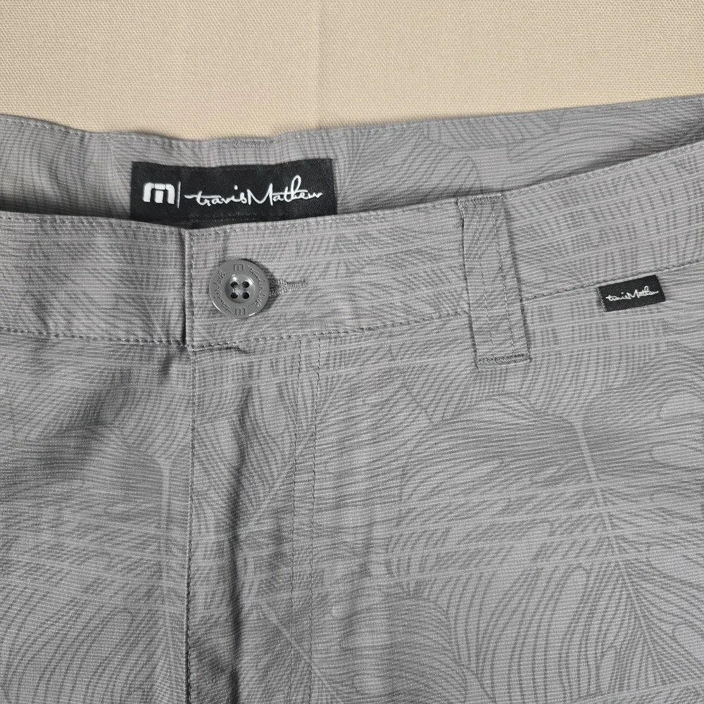 Men's TRAVIS MATHEW Gray Floral Flat Front Shorts Size 36 Stretch Performance